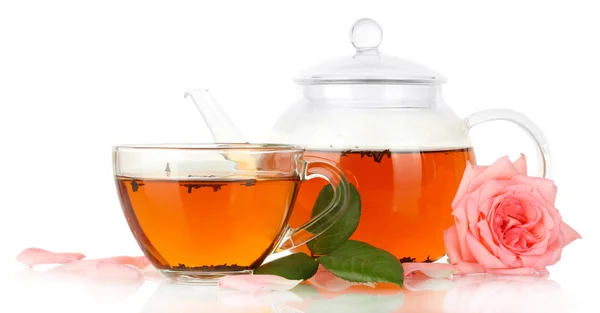 Çaydanlık ve çay ile üzerine beyaz izole gül — Stok fotoğraf