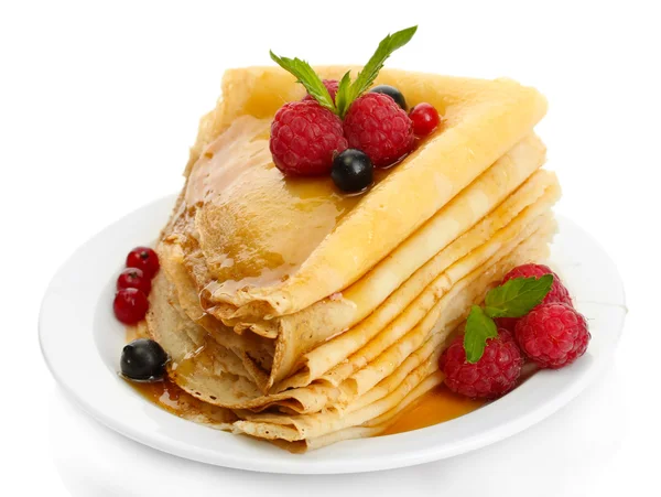 Panquecas deliciosas com bagas e mel no prato na mesa de madeira — Fotografia de Stock