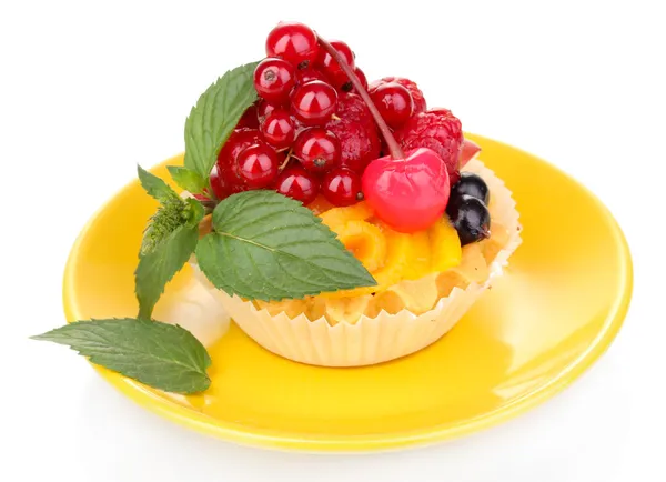 Gâteau Dulcet aux fruits et baies isolés sur blanc — Photo