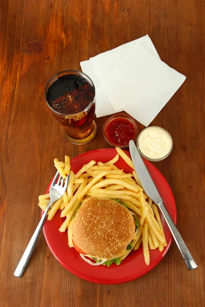 おいしいチーズバーガーとフライド ポテトと冷たい飲み物、木製の背景 — ストック写真