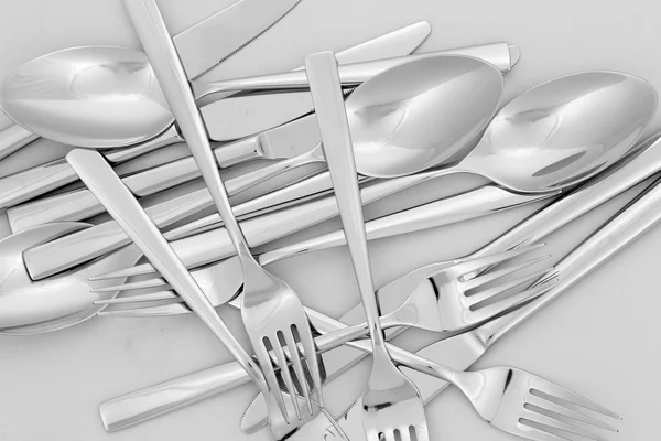 Fourchettes, couteaux et cuillères gros plan — Photo