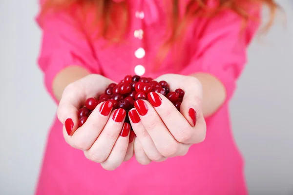 Donna mani in possesso di mirtilli rossi maturi, chiudere u — Foto Stock