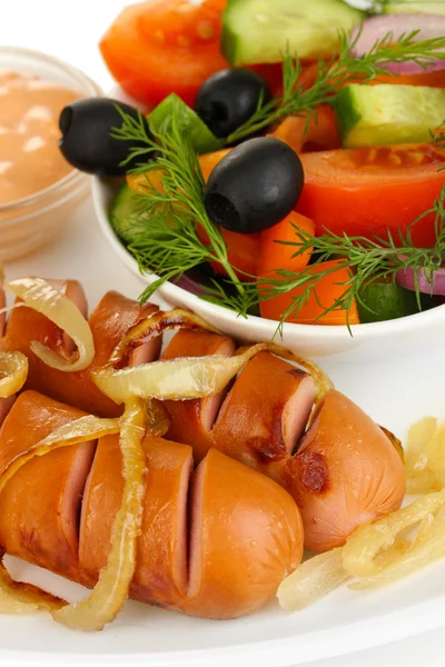 Salsicha grelhada com salada fresca de perto — Fotografia de Stock