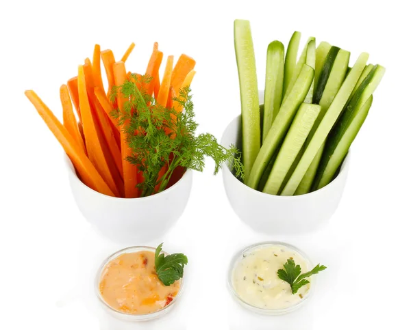 Bâtonnets de légumes crus assortis isolés sur blanc — Photo
