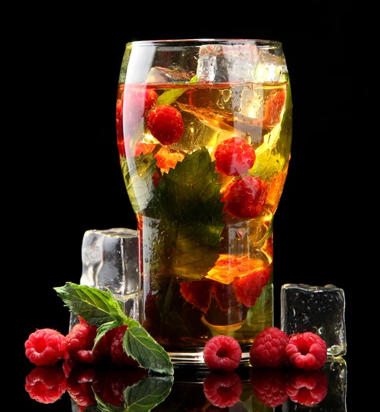 Iced tea with raspberries and mint on black background — Stock Photo, Image