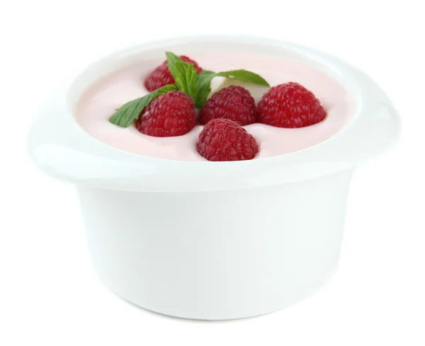 Delicioso yogur con bayas aisladas en blanco —  Fotos de Stock