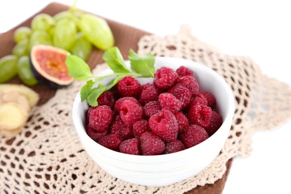 Himbeeren in kleiner Schüssel auf Serviette isoliert auf weiß — Stockfoto