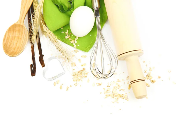 Concepto de cocina. Ingredientes básicos para hornear y utensilios de cocina aislados en blanco — Foto de Stock