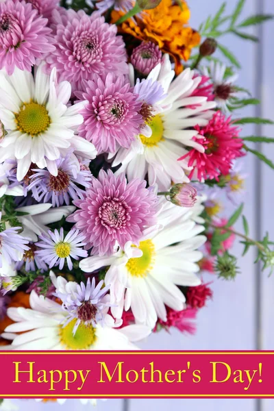 Fleurs sauvages sur table en bois — Photo