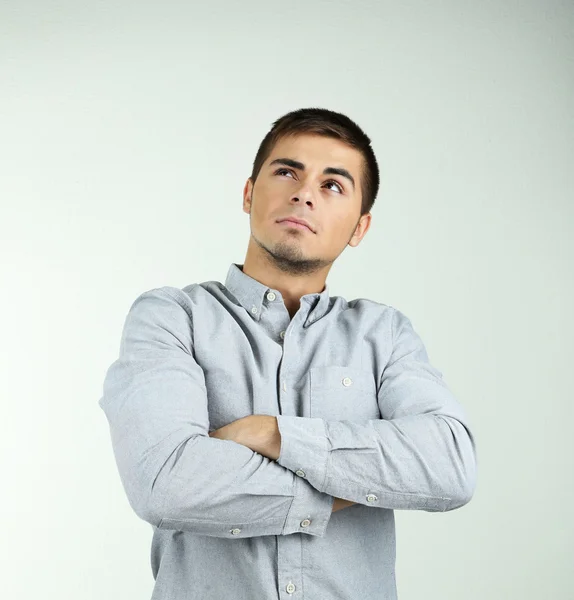 Porträt eines jungen Mannes auf grauem Hintergrund — Stockfoto
