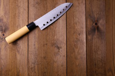 Ahşap arka planda mutfak bıçağı.