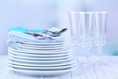 açık renkli ahşap tablo üzerinde temiz yemekler