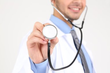 Beyaz arka plan üzerinde izole erkek doktor