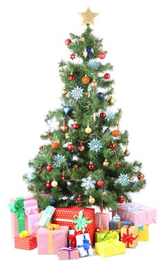 beyaz izole hediyeler ile dekore edilmiş Noel ağacı