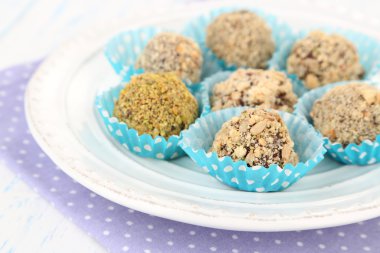 çikolata şekerleme, ahşap zemin üzerinde plaka üzerinde bir dizi