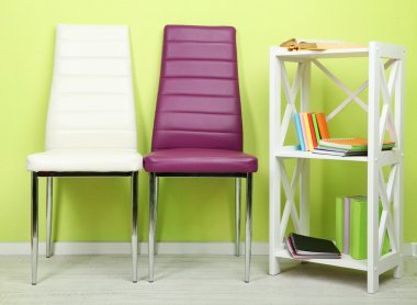 modern renkli sandalyeler, ahşap stand, duvar fon üzerine kitap ile güzel iç