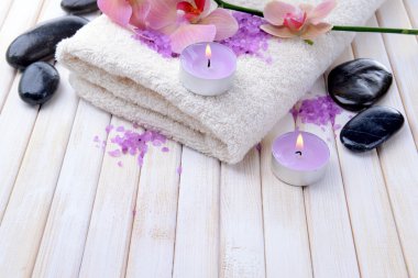 güzel çiçek ile natürmort orkide çiçek, havlu ve deniz tuzu, renk ahşap arka plan üzerine bir kase