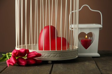 kalp dekoratif kafes kahverengi zemin üzerine ahşap tablo