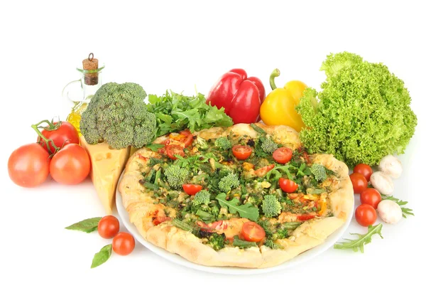 Вкусная вегетарианская пицца и овощи, изолированные на белом — стоковое фото
