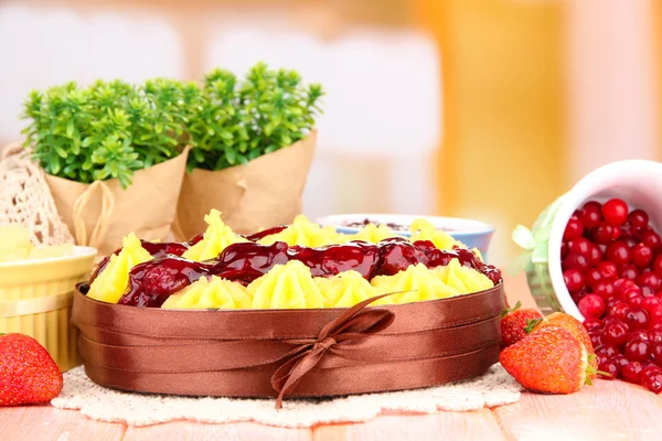 Smakelijke fruitige zelfgemaakte taart met bessen, op tafel — Stockfoto
