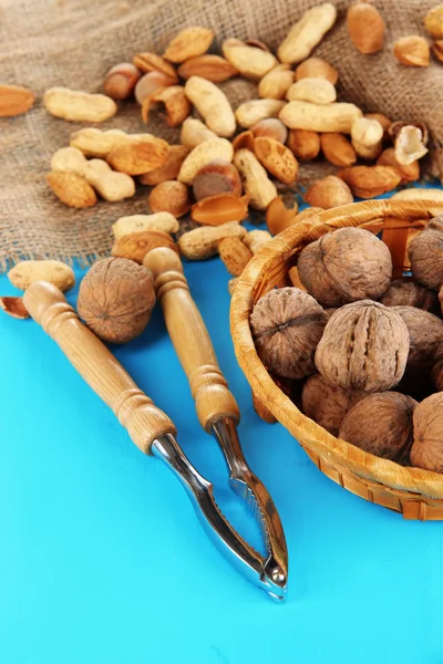 Nussknacker mit Nüssen auf Holztisch in Großaufnahme — Stockfoto