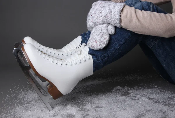 Gri arka plan üzerinde paten giymiş skater — Stok fotoğraf