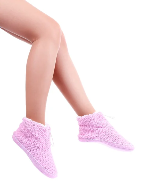 Gambe femminili in casa scarpe invernali, isolate su bianco — Foto Stock