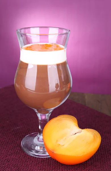 Dessert choklad och persimon på bordet på lila bakgrund — Stockfoto