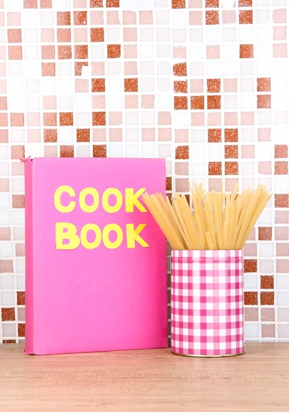 Kulinarische Komposition in der Küche auf dem Tisch auf Mosaikfliesen Hintergrund — Stockfoto