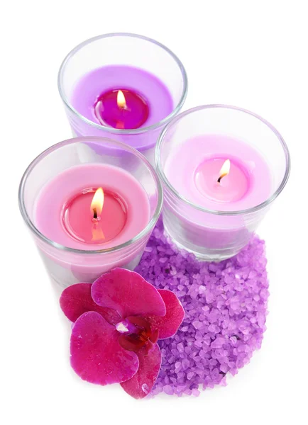 Hermosas velas de colores, flor de orquídea, sal marina aislada en blanco —  Fotos de Stock