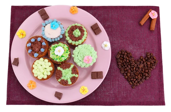 Chutné koláčky s krémem, na desku, na barevný ubrousek. izolované na bílém — Stock fotografie