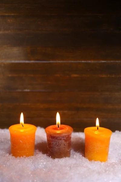 Płonące świece na drewnianym tle — Zdjęcie stockowe