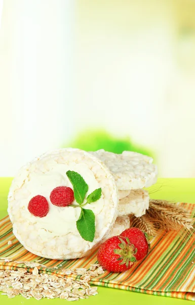 Smakelijke knäckebröd met bessen, op groene tafel — Stockfoto