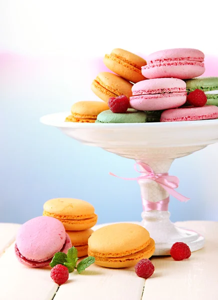 Macaron delicati in vaso su tavolo su fondo chiaro — Foto Stock