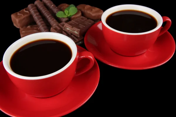 Rode kopjes sterke koffie en chocolade bars close-up — Stockfoto