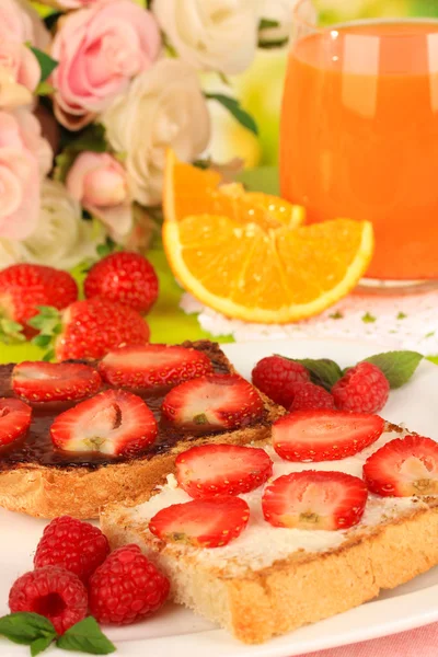 Delicioso brindis con fresa en primer plano de mesa — Foto de Stock