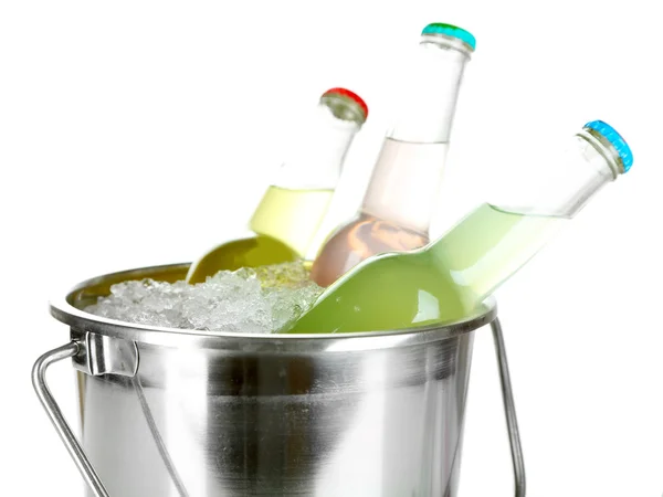 Bebidas engarrafadas em balde de gelo isolado em branco — Fotografia de Stock