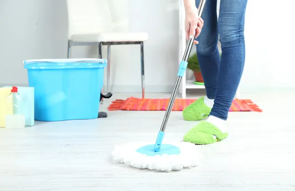 Mopping piso en casa primer plano — Foto de Stock