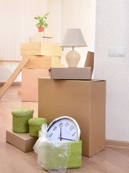 Пустой зал со стопкой коробок: концепция движущегося дома — стоковое фото