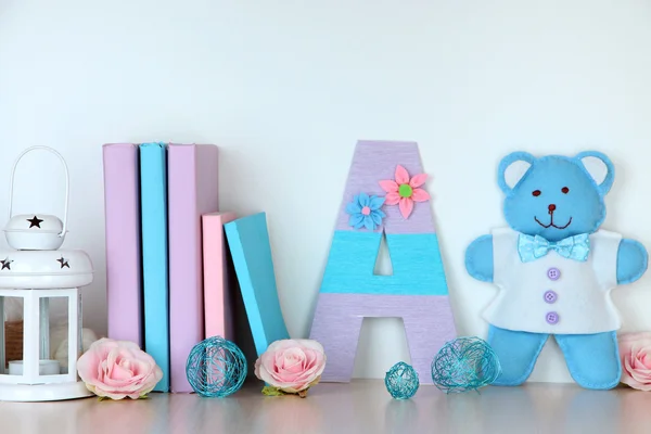 Shelf decorated with handmade knit letter — Stock Photo, Image