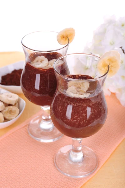 Cocktails com banana e chocolate na mesa sobre fundo branco — Fotografia de Stock