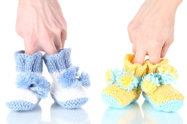 Mãos com botas de malha para bebê, isolado em branco — Fotografia de Stock