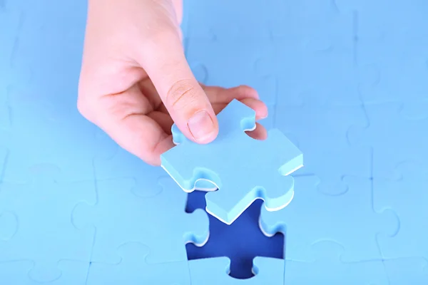 Hand holding puzzle piece, close up — Stock Photo, Image