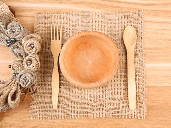 Table rustique avec assiette, fourchette et cuillère, sur table en bois — Photo