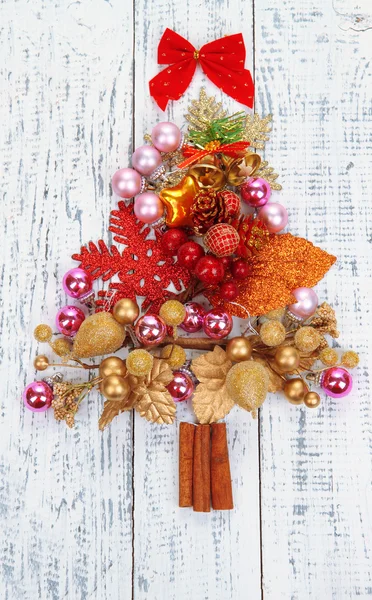 Árbol de Navidad de juguetes de Navidad en la mesa de madera de primer plano —  Fotos de Stock