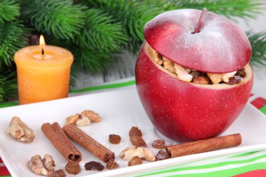 Masanın üzerinde fındık ve kuru üzüm ile doldurulmuş yılbaşı elma kadar yakın