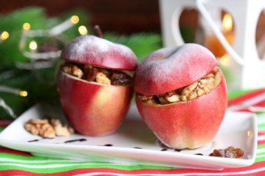 ahşap arka plan üzerinde masa üzerinde fındık ve kuru üzüm ile yılbaşı elma dolması