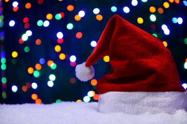 kar ışıkları arka plan üzerinde Santa şapka