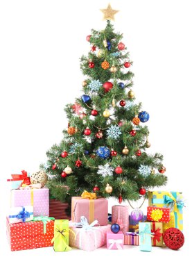beyaz izole hediyeler ile dekore edilmiş Noel ağacı