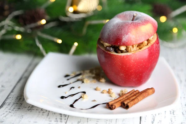 Manzana de Navidad relleno con nueces y pasas en la mesa de cerca —  Fotos de Stock